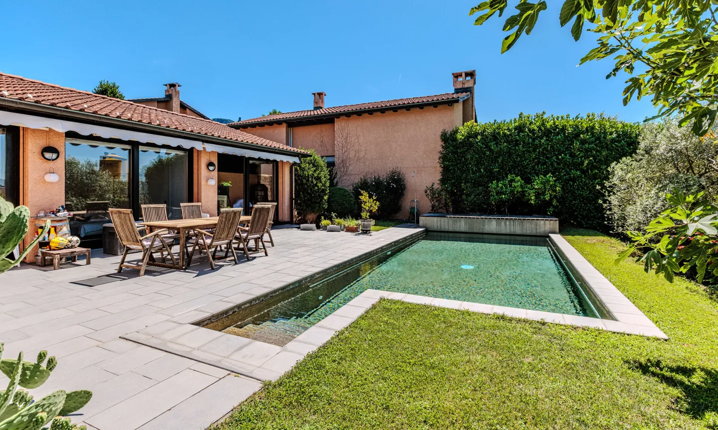 BELLISSIMA VILLA DI 6.5 LOCALI CON PISCINA A COMANO - Foto 1 di 9