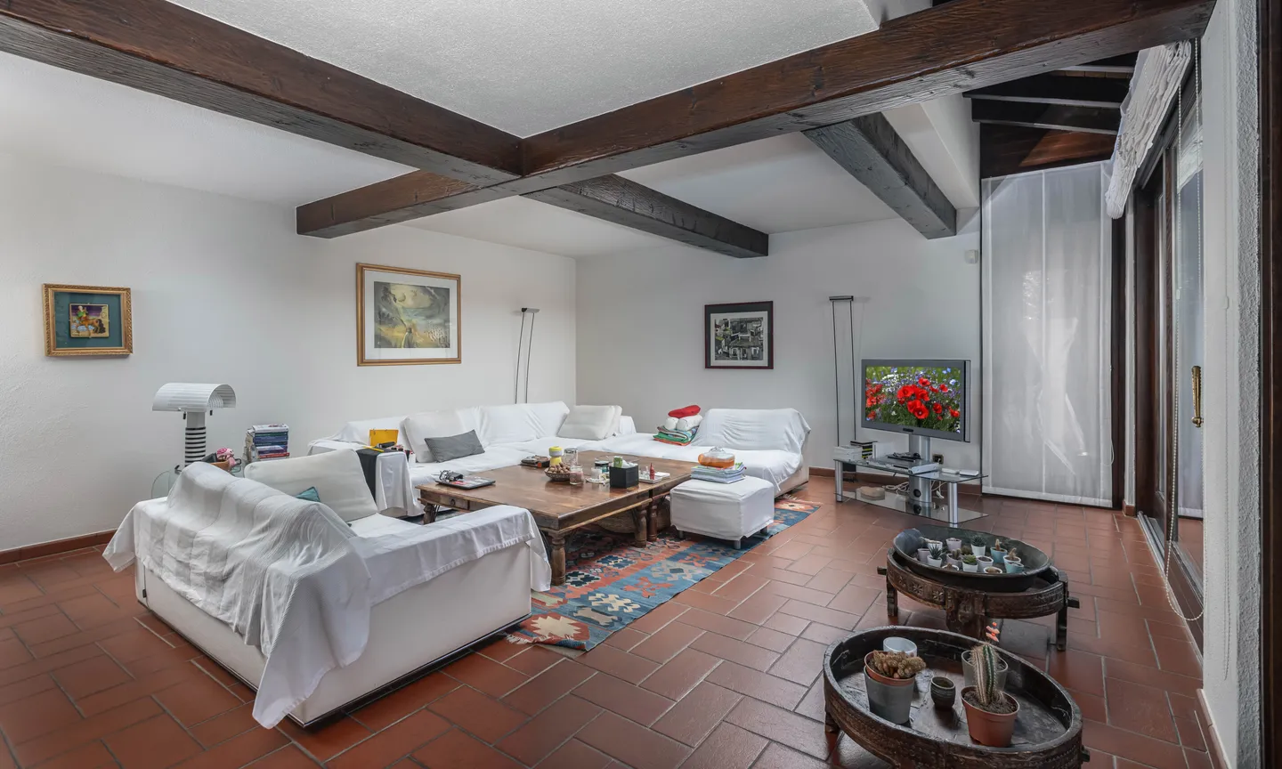 BELLISSIMA VILLA DI 6.5 LOCALI CON PISCINA A COMANO - Foto 3 di 9