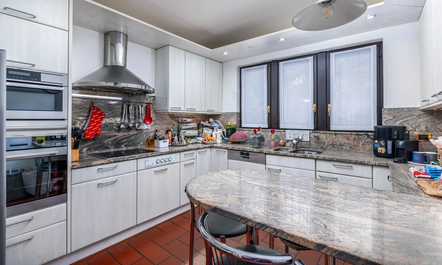 BELLISSIMA VILLA DI 6.5 LOCALI CON PISCINA A COMANO - Foto 5 di 9