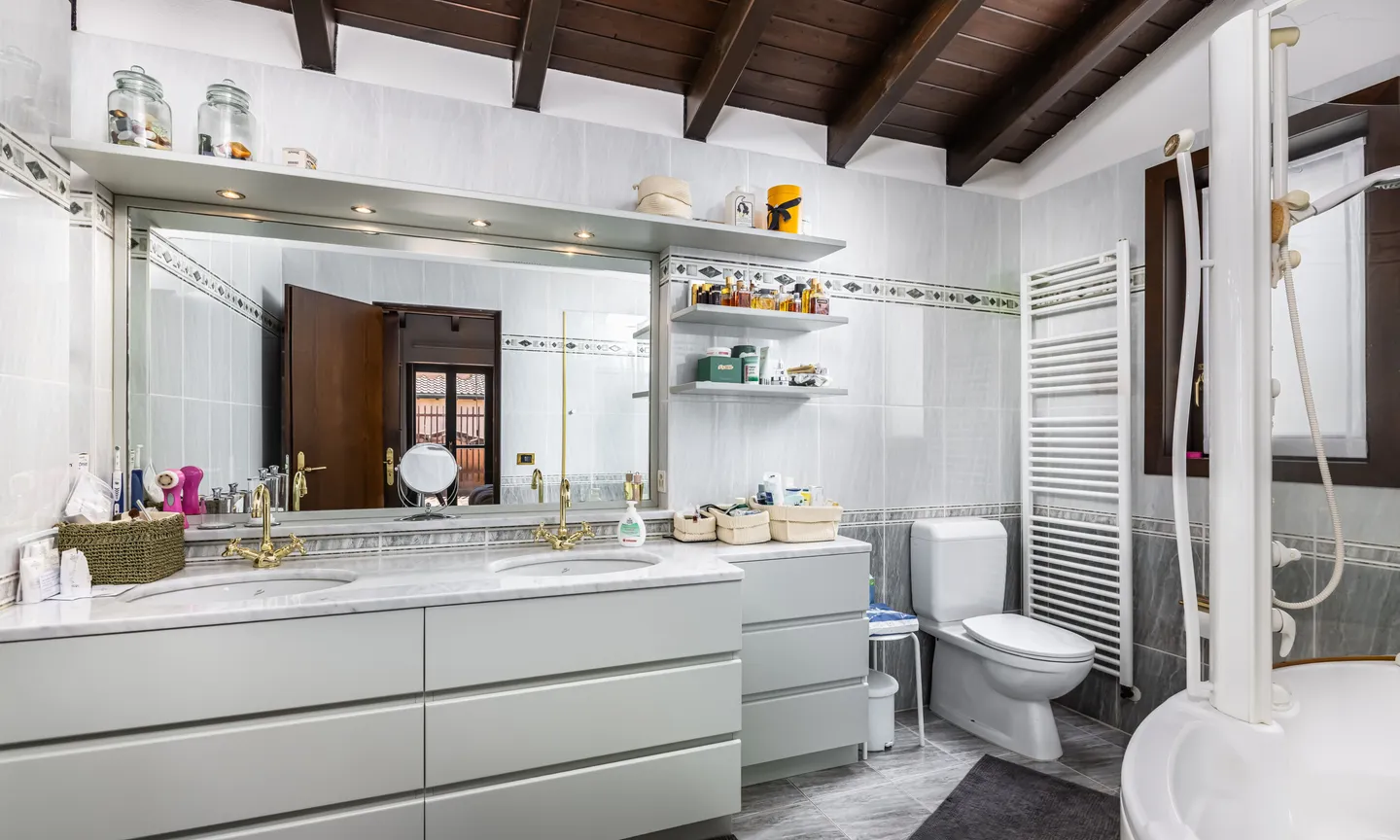 BELLISSIMA VILLA DI 6.5 LOCALI CON PISCINA A COMANO - Foto 8 di 9