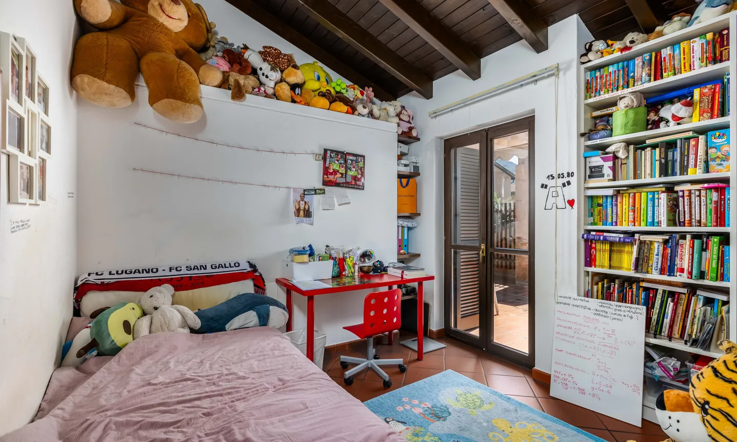 BELLISSIMA VILLA DI 6.5 LOCALI CON PISCINA A COMANO - Foto 9 di 9