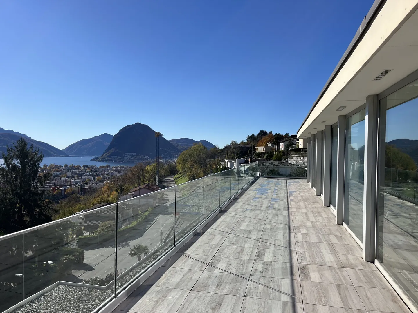 PRESTIGIOSO ATTICO 4.5 LOCALI VISTA LAGO CON PISCINA A PORZA - Foto 1 di 9