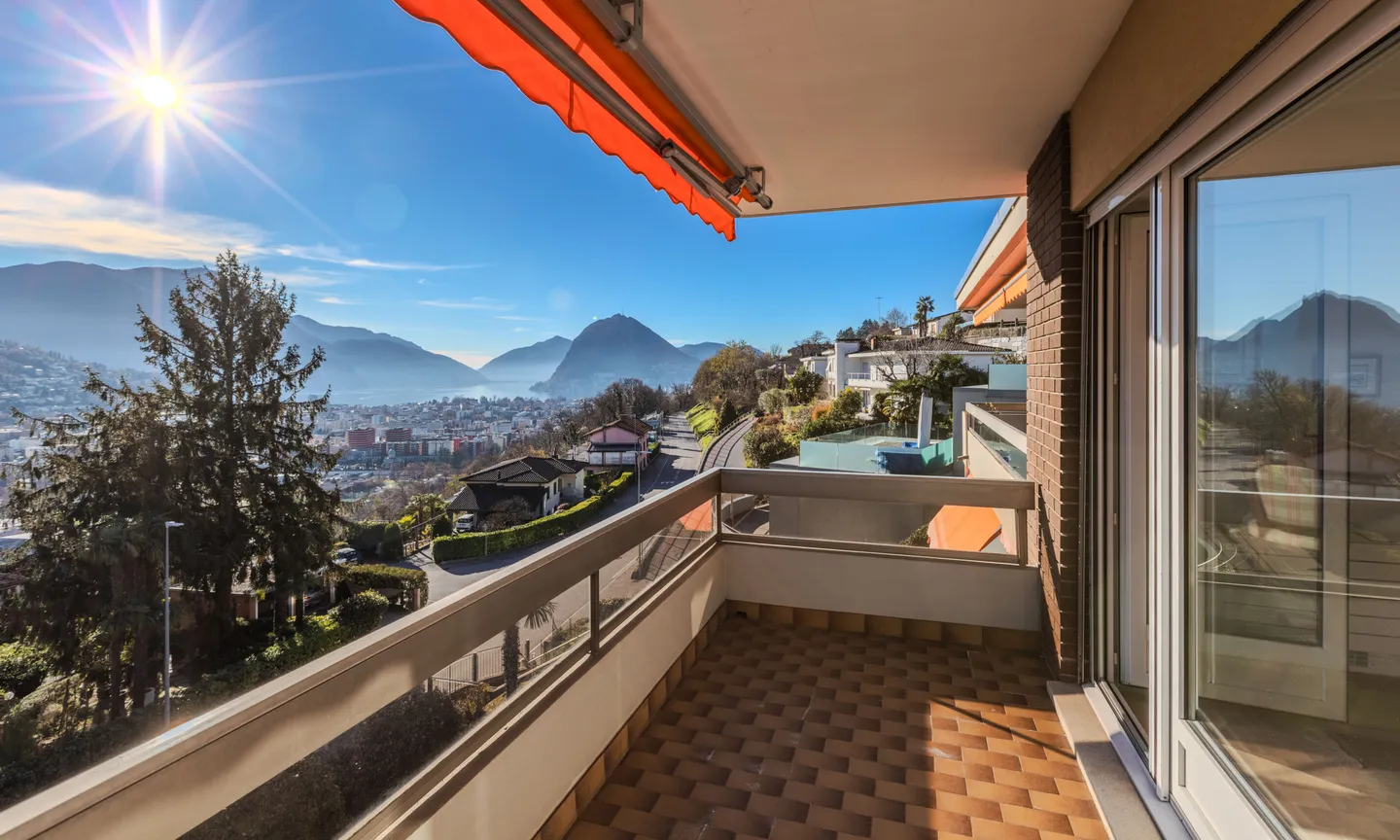 PRESTIGIOSO ATTICO 4.5 LOCALI VISTA LAGO CON PISCINA A PORZA - Foto 1 di 9