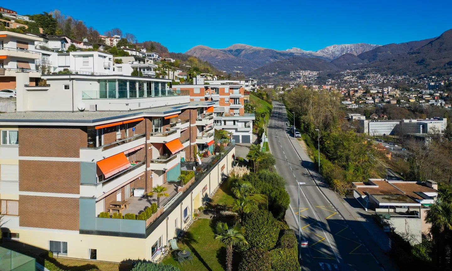PENTHOUSE PRESTIGIEUX 4.5 PIÈCES VUE SUR LE LAC AVEC PISCINE À PORZA - Photo 10 sur 10