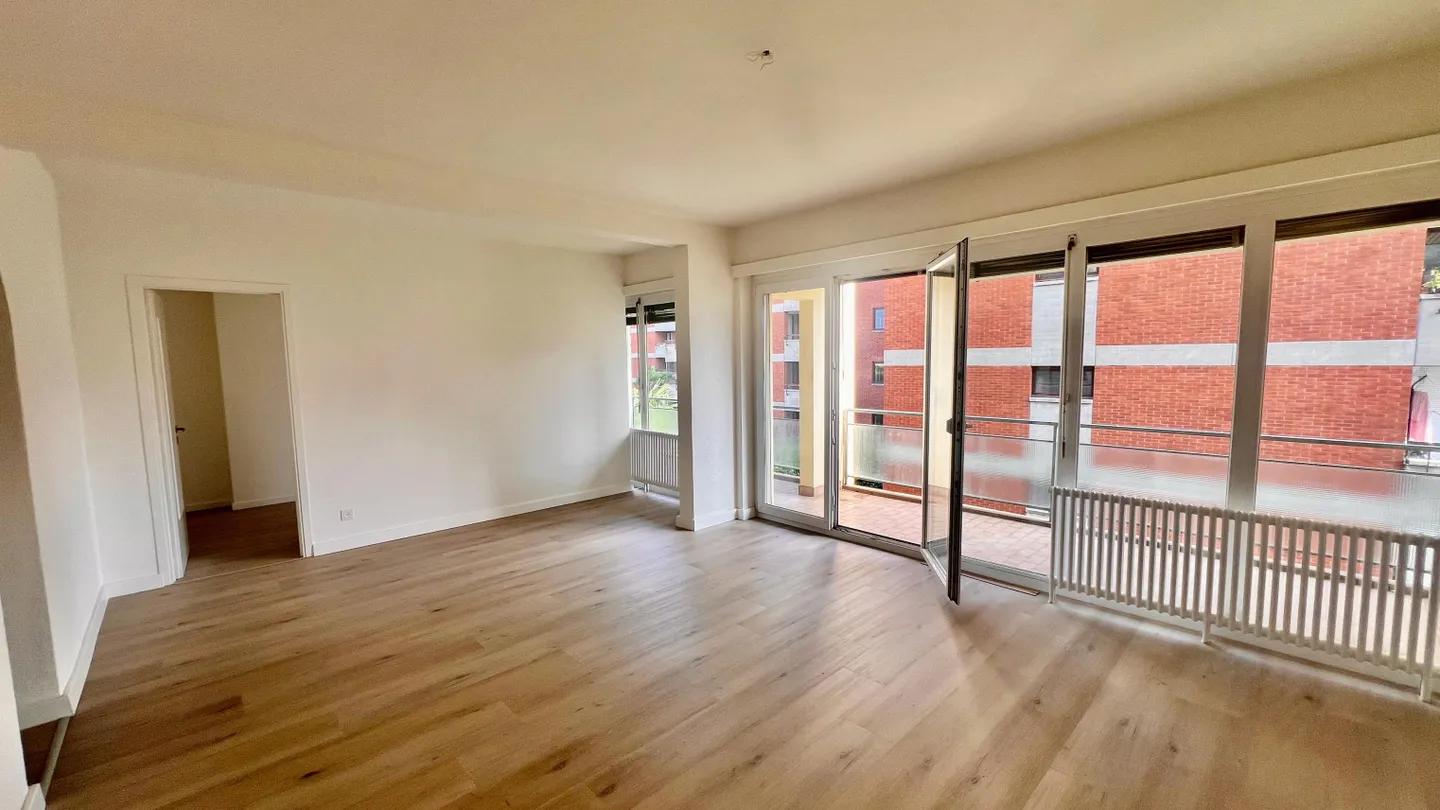 BRIGHT 4.5-ROOM APARTMENT RENOVATED IN AGNO - Photo 1 of 10