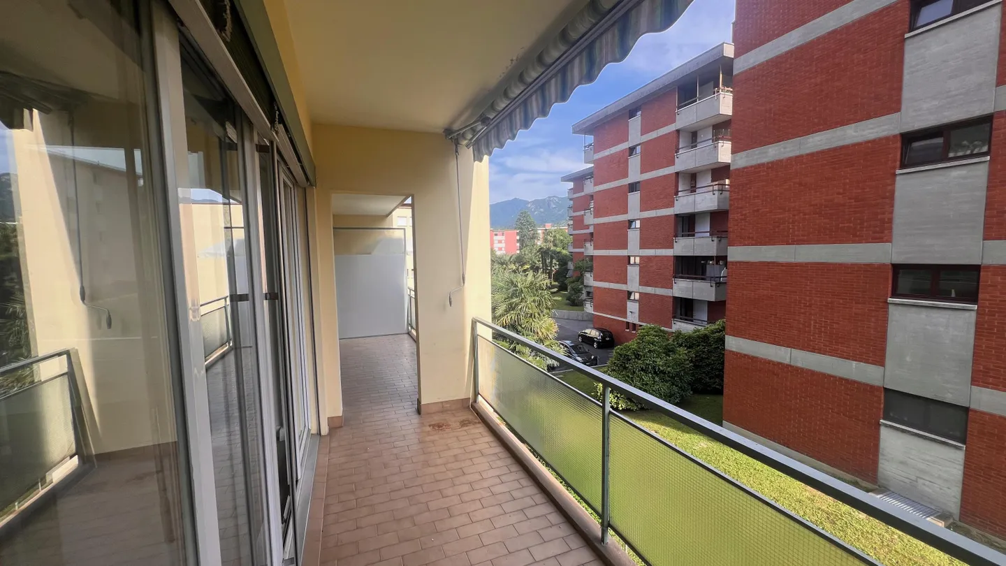 BRIGHT 4.5-ROOM APARTMENT RENOVATED IN AGNO - Photo 2 of 10