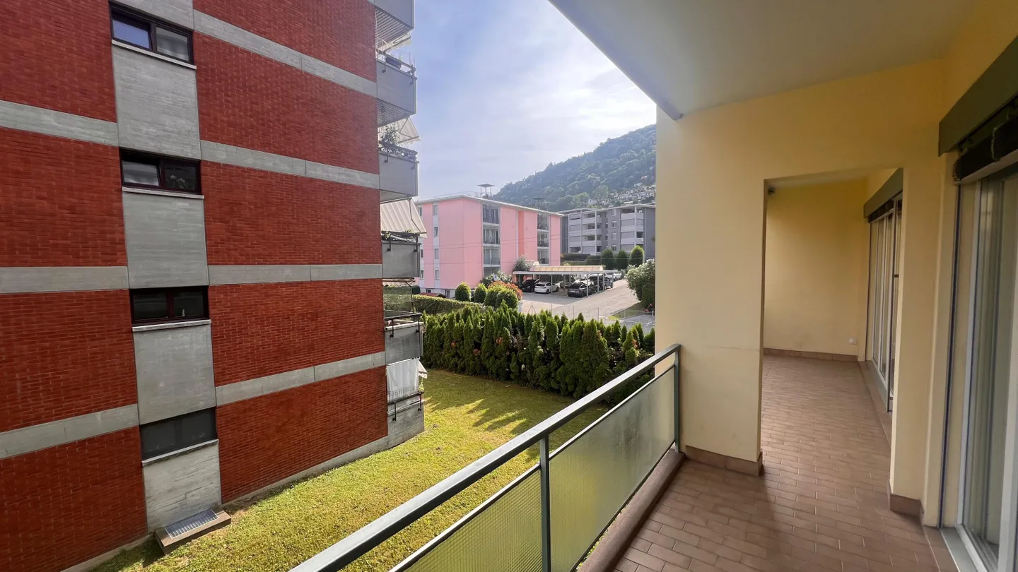 BRIGHT 4.5-ROOM APARTMENT RENOVATED IN AGNO - Photo 3 of 10