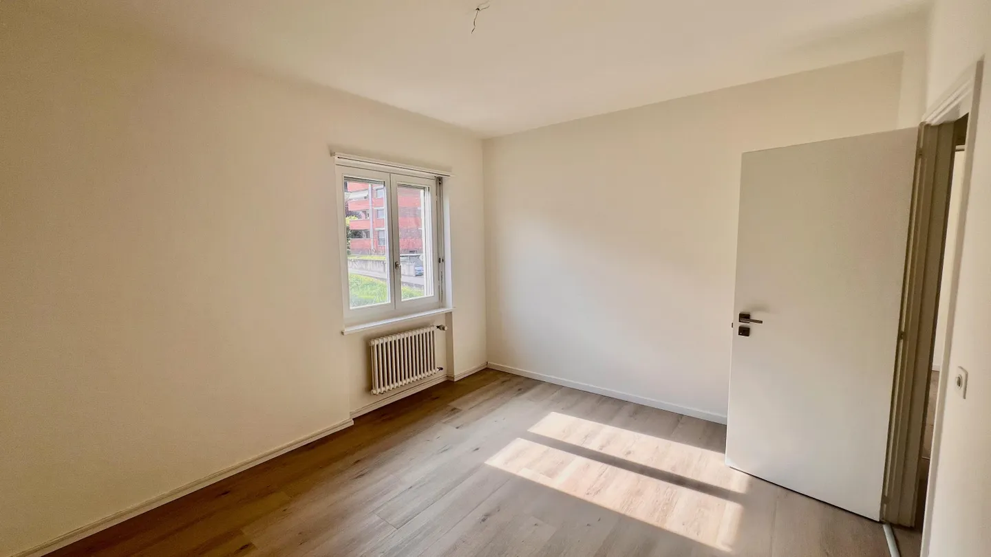 BRIGHT 4.5-ROOM APARTMENT RENOVATED IN AGNO - Photo 6 of 10