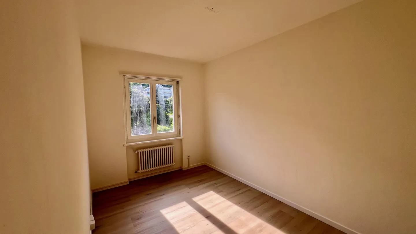 BRIGHT 4.5-ROOM APARTMENT RENOVATED IN AGNO - Photo 8 of 10