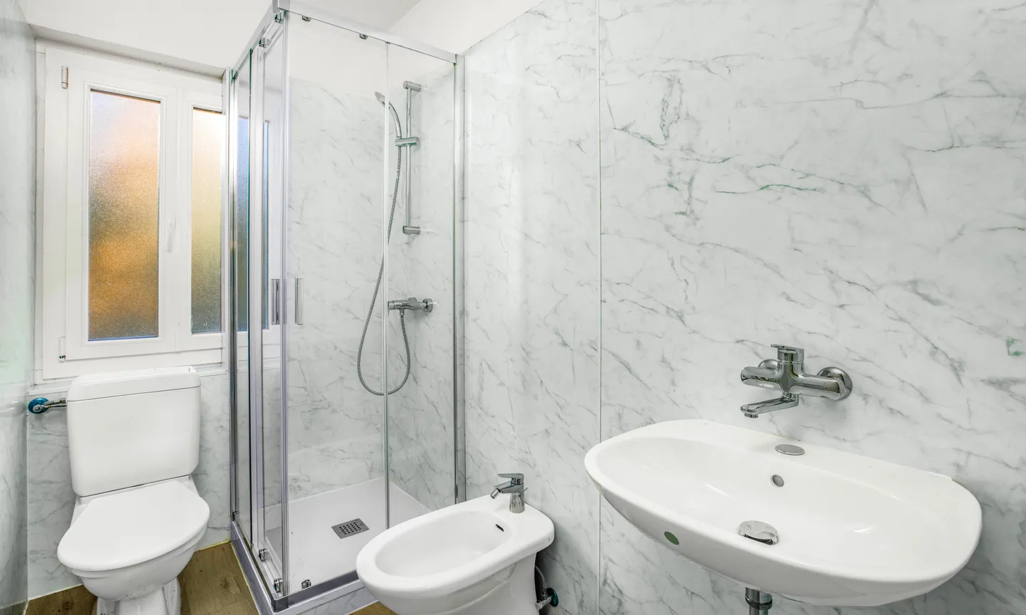 MIETE ZUM KAUF - BEQUEME UND HELLER 4.5 ZIMMER RENOVIERT IN AGNO - Foto 9 von 11