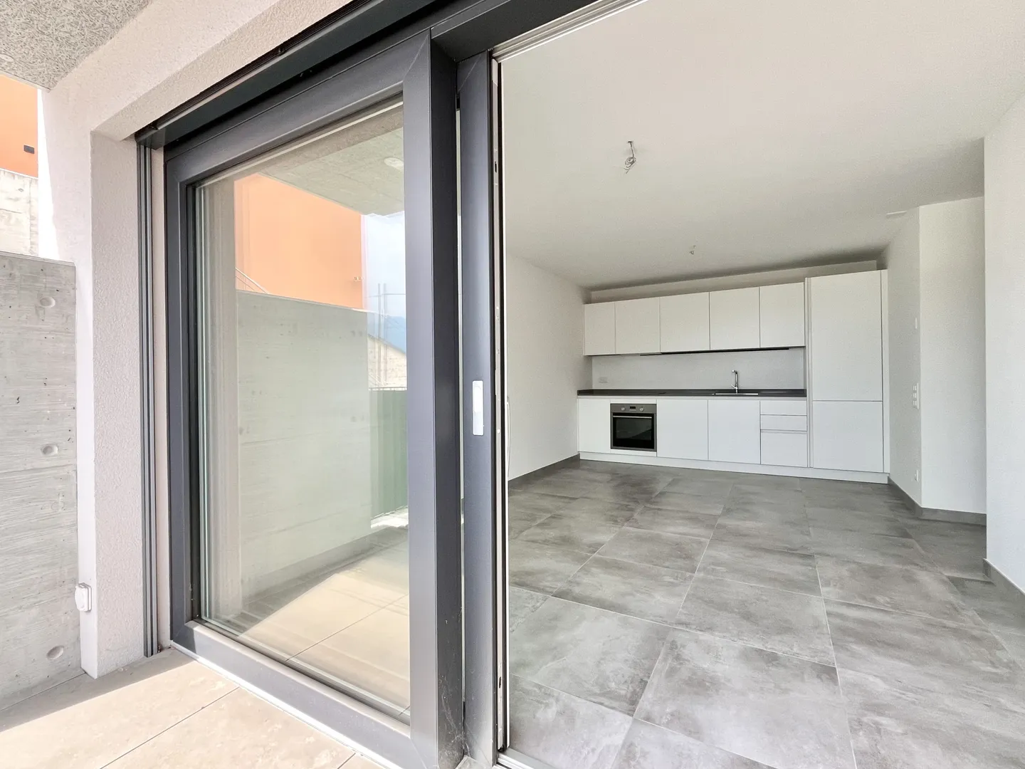 AFFITTASI 2.5 AL PIANO TERRA CON TERRAZZO A LUGANO TESSERETE - Foto 2 di 9