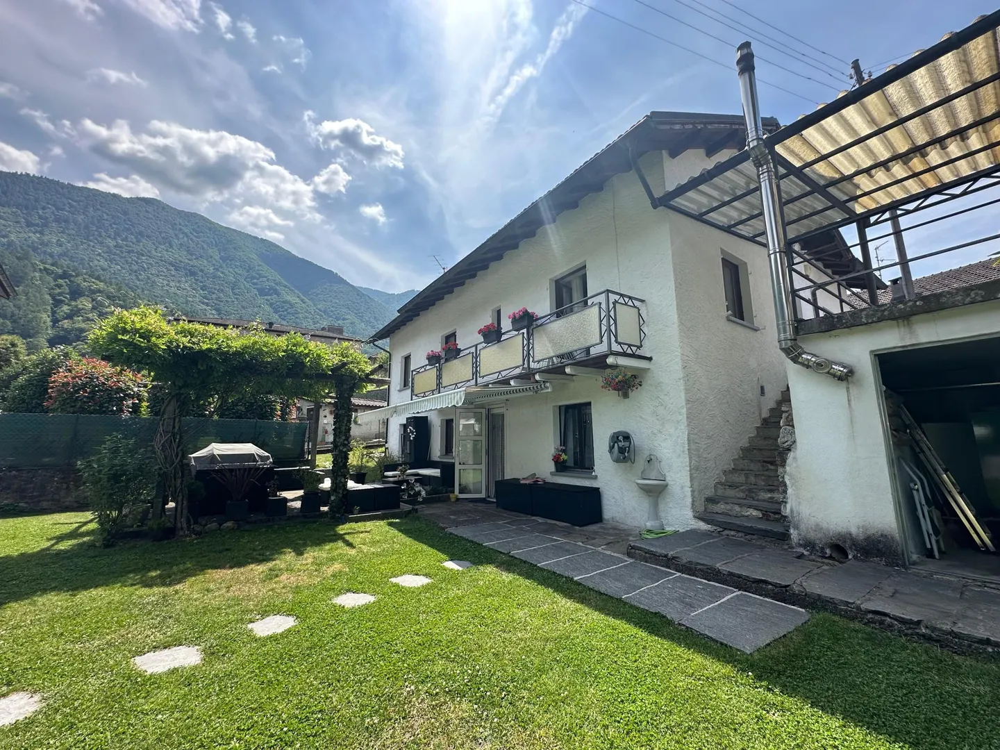 BRIGHT 4.5-ROOM HOUSE WITH GARDEN AND SWIMMING POOL IN ROVEREDO - Photo 2 of 9