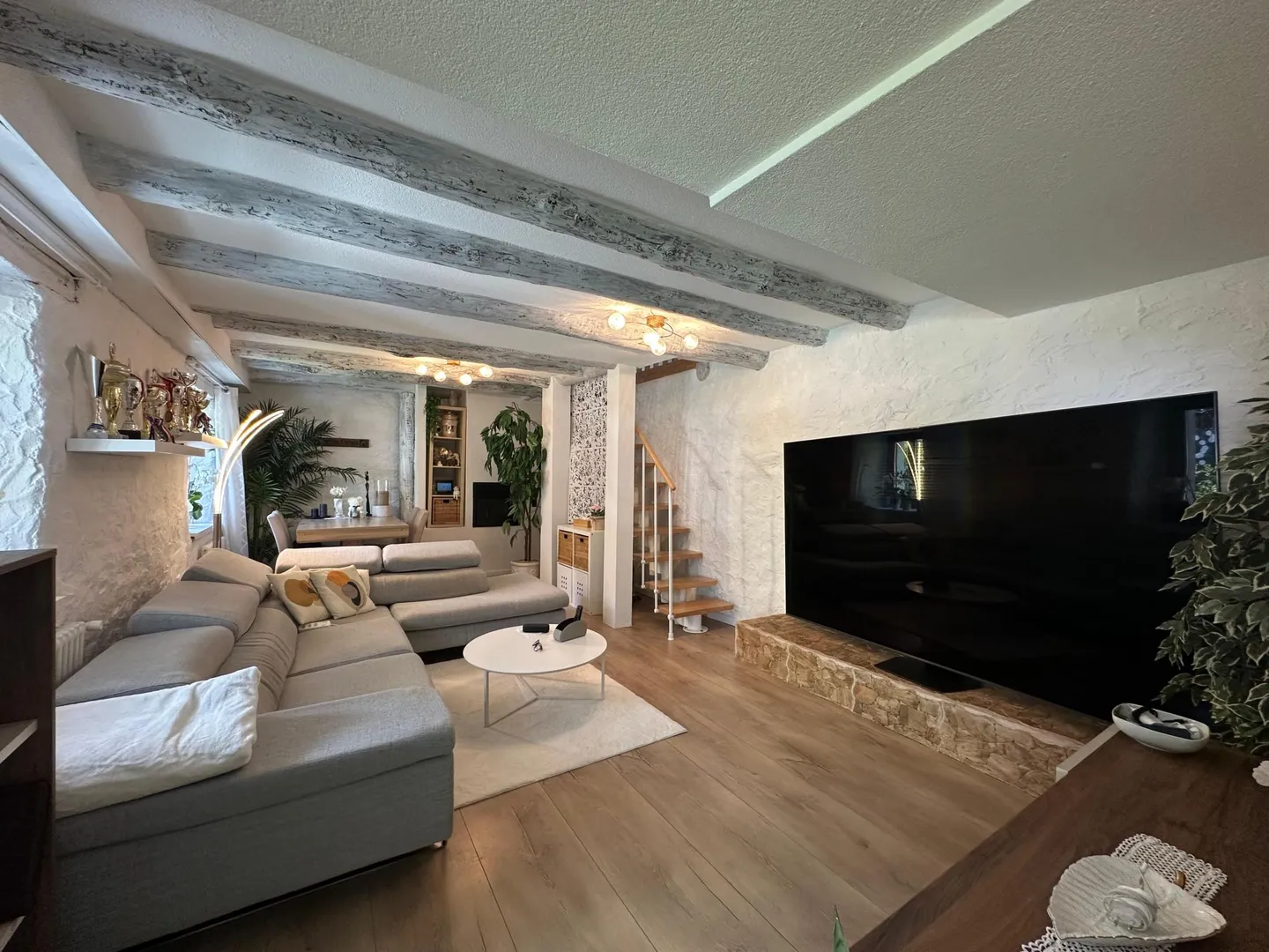 BRIGHT 4.5-ROOM HOUSE WITH GARDEN AND SWIMMING POOL IN ROVEREDO - Photo 4 of 9