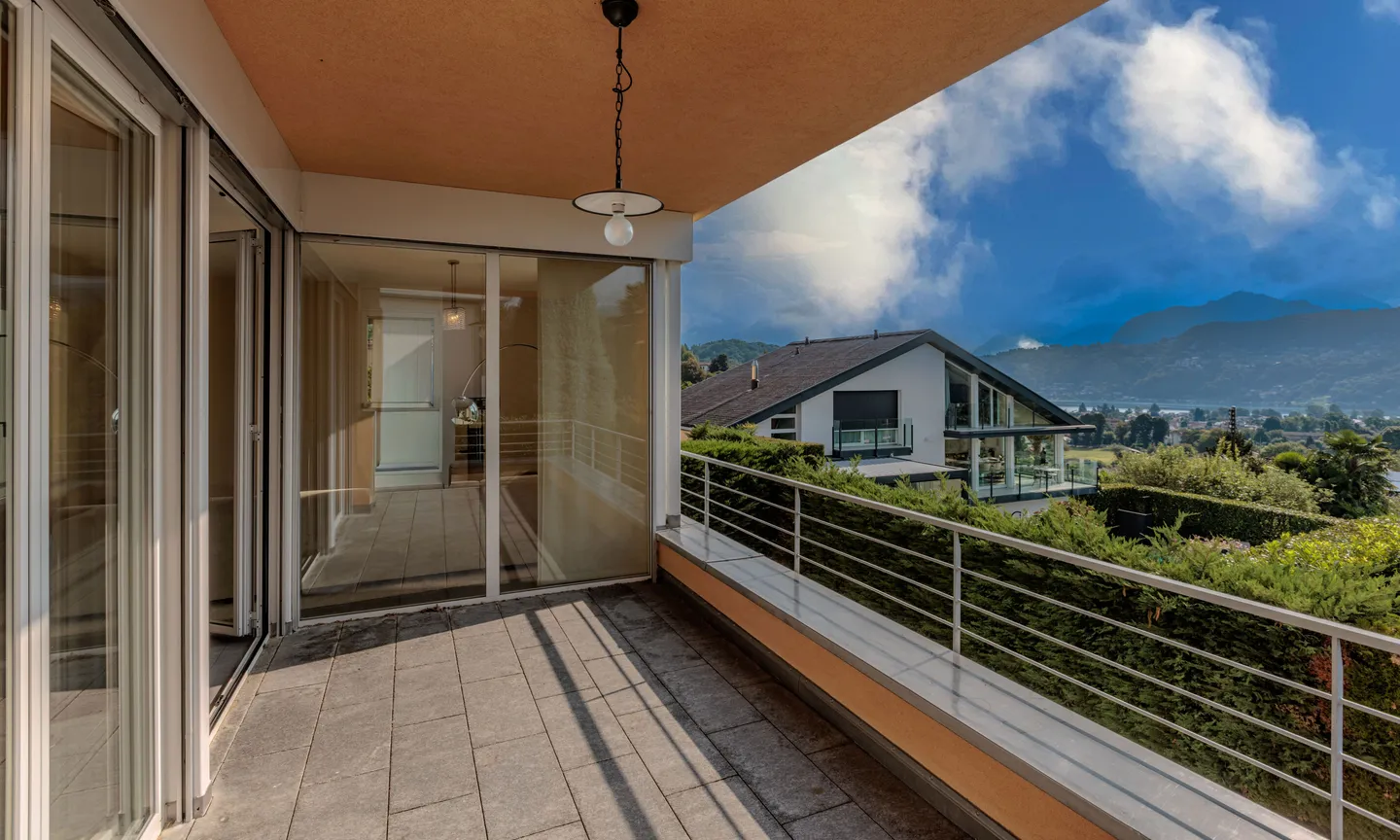 SECOND RESIDENCE - 4.5 VILLA WITH LAKE VIEW AND POOL IN PURA - Photo 4 of 11