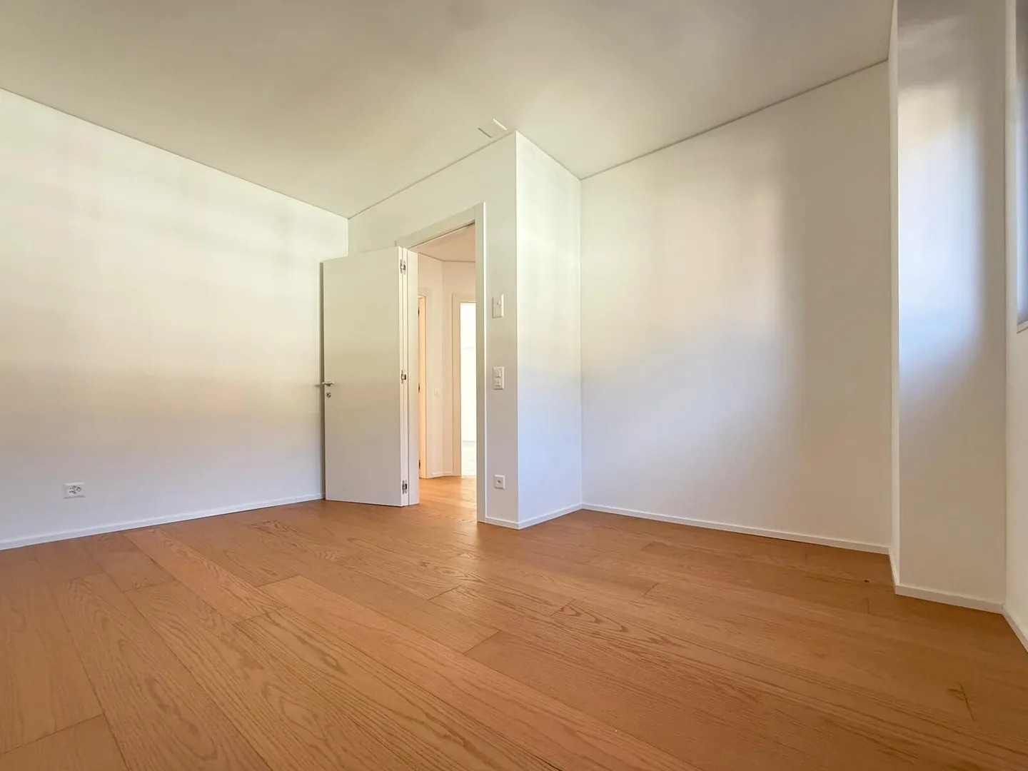 NEU UND GERÄUMIG 4.5 ZIMMER MIT ZWEI TERRASSEN IN VACALLO - Foto 8 von 10