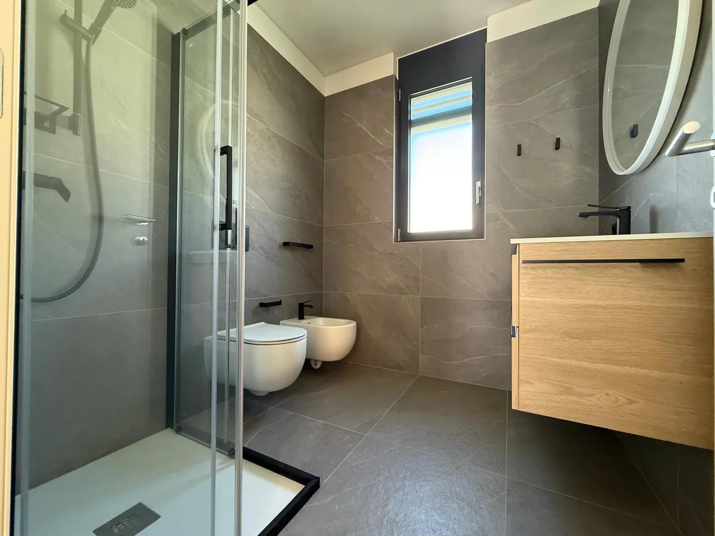 NEU UND GERÄUMIG 4.5 ZIMMER MIT ZWEI TERRASSEN IN VACALLO - Foto 9 von 10