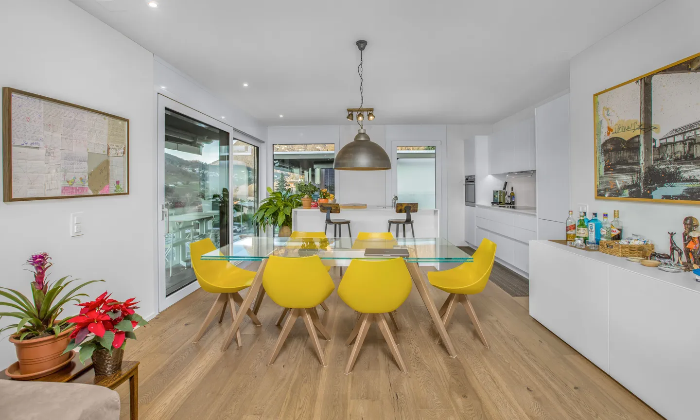 ELEGANTE DACHGESCHOSSWOHNUNG 4.5 ZIMMER MIT TERRASSE UND SEEBLICK IN ROVIO - Foto 2 von 11