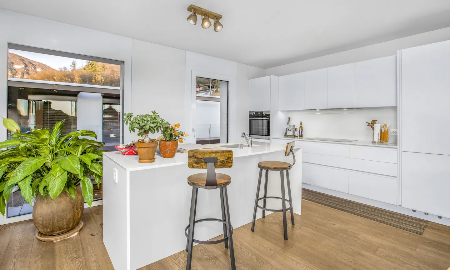 ELEGANTE DACHGESCHOSSWOHNUNG 4.5 ZIMMER MIT TERRASSE UND SEEBLICK IN ROVIO - Foto 3 von 11