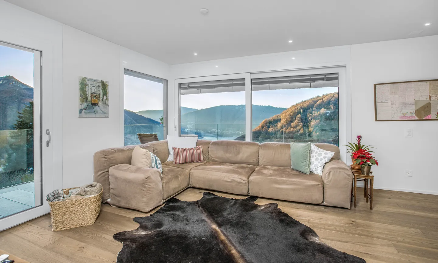 ELEGANTE DACHGESCHOSSWOHNUNG 4.5 ZIMMER MIT TERRASSE UND SEEBLICK IN ROVIO - Foto 4 von 11