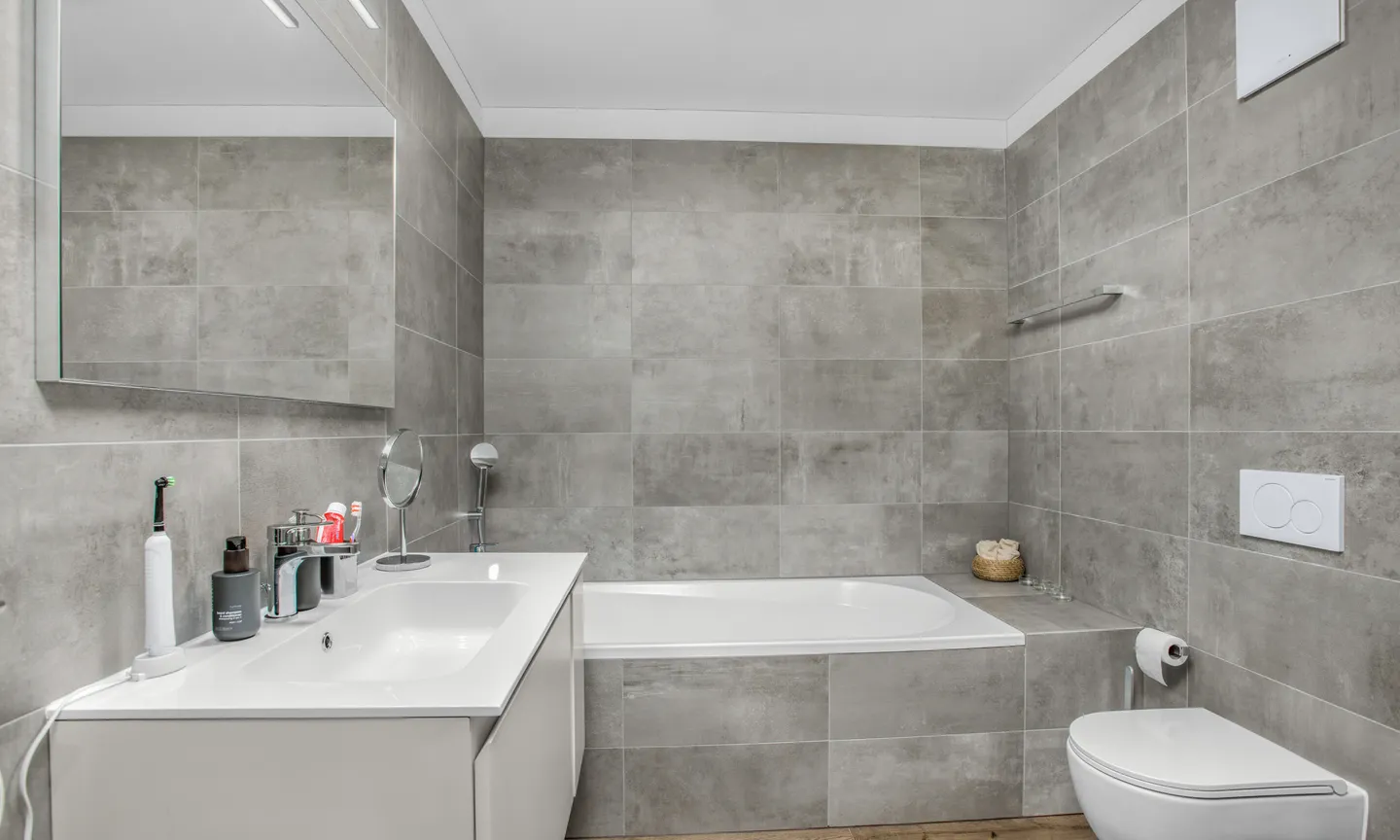 ELEGANTE DACHGESCHOSSWOHNUNG 4.5 ZIMMER MIT TERRASSE UND SEEBLICK IN ROVIO - Foto 6 von 11