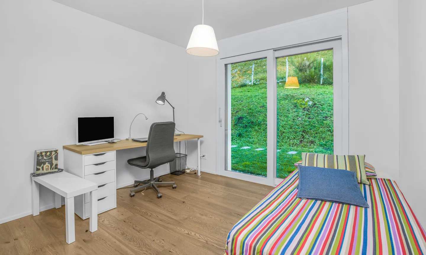 ELEGANTE DACHGESCHOSSWOHNUNG 4.5 ZIMMER MIT TERRASSE UND SEEBLICK IN ROVIO - Foto 7 von 11