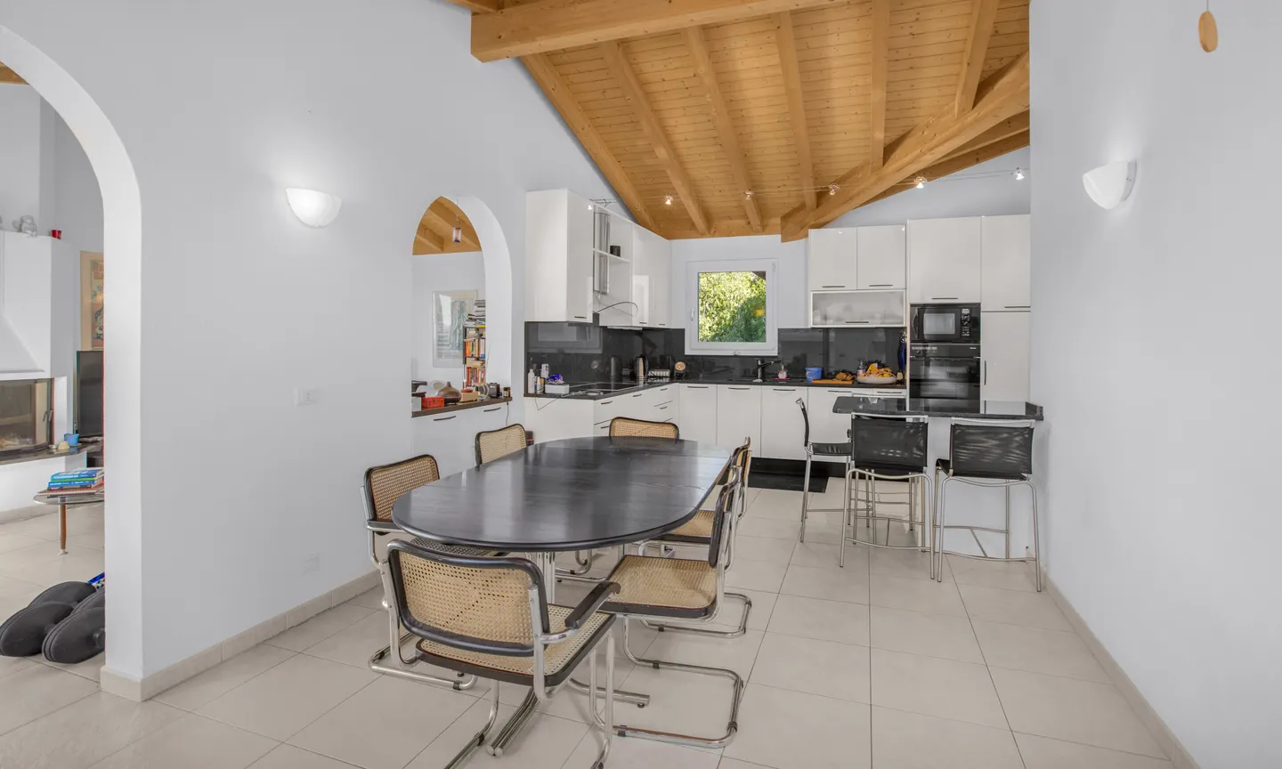 VILLA UNI/BIFAMILIARE 6.5 WITH LARGE GARDEN IN CADRO - Photo 2 of 9