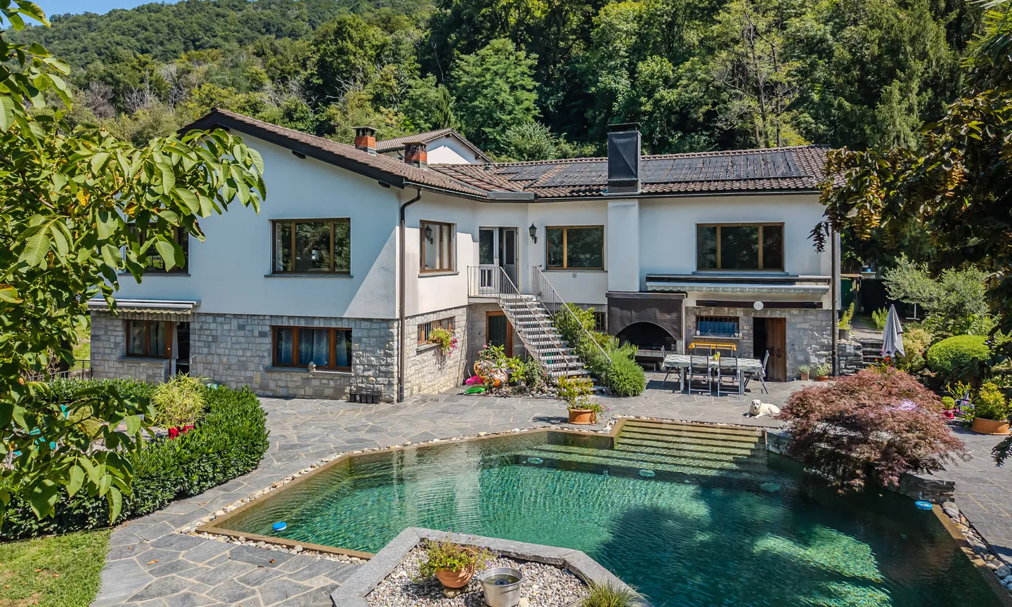 STUNNING VILLA WITH 11.5 ROOMS AND POOL IN PURASCA - Photo 1 of 11