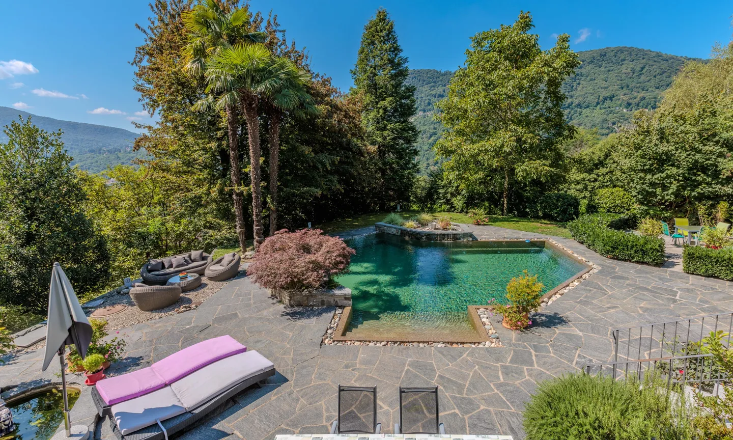 SCHÖNE UND GERÄUMIGE VILLA MIT 11,5 ZIMMERN UND POOL IN PURASCA - Foto 1 von 13