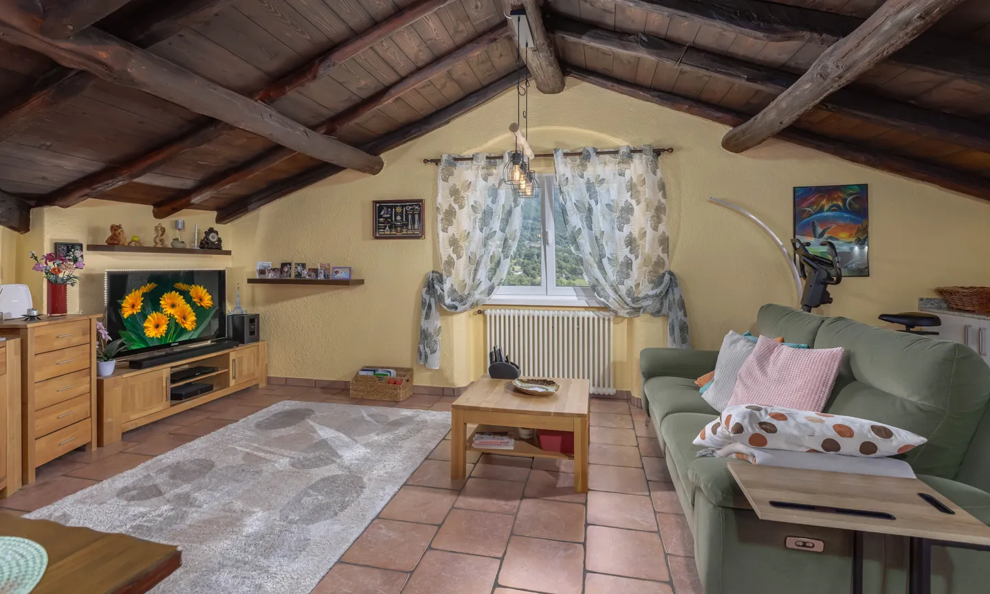 Furnished Three-Room Apartment with Panoramic View in Lugaggia - Photo 3 of 9