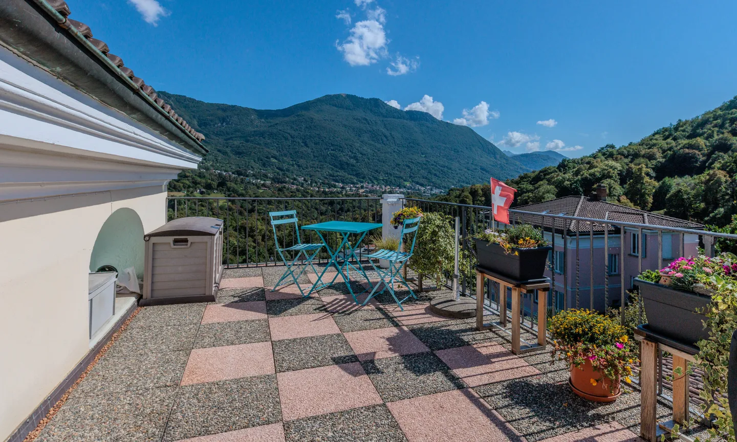 Furnished Three-Room Apartment with Panoramic View in Lugaggia - Photo 8 of 9
