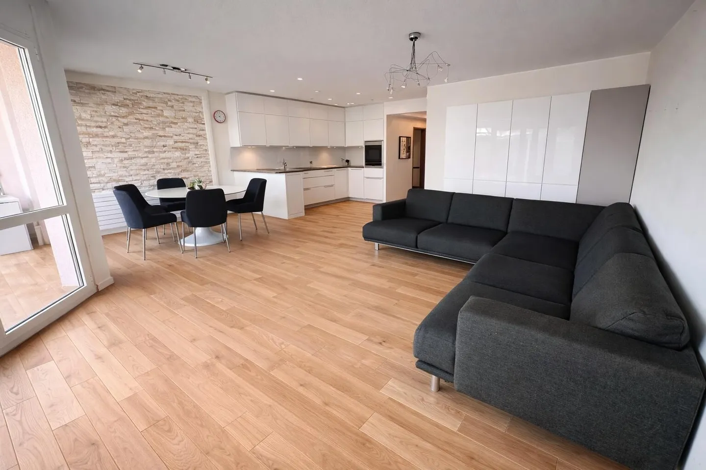 AMPIO 4.5 VISTA LAGO CON TERRAZZA IN ZONA CENTRALE DI LUGANO - Photo 1 of 10