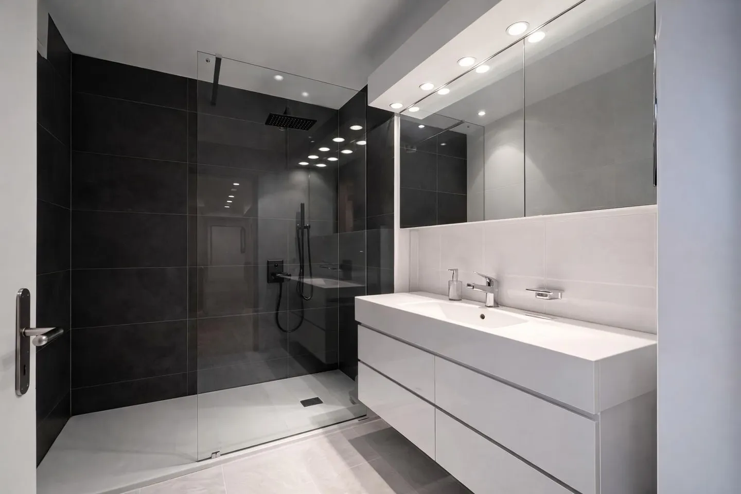 AMPIO 4.5 VISTA LAGO CON TERRAZZA IN ZONA CENTRALE DI LUGANO - Photo 9 of 10