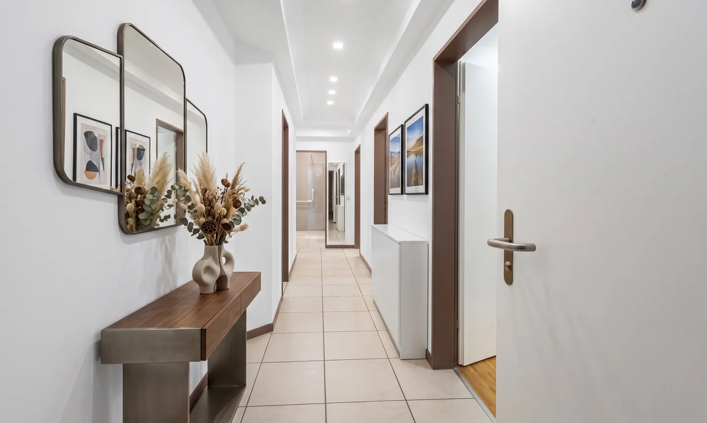 SPACIOUS 4.5 LAKE VIEW WITH TERRACE IN CENTRAL LUGANO - Photo 5 of 9