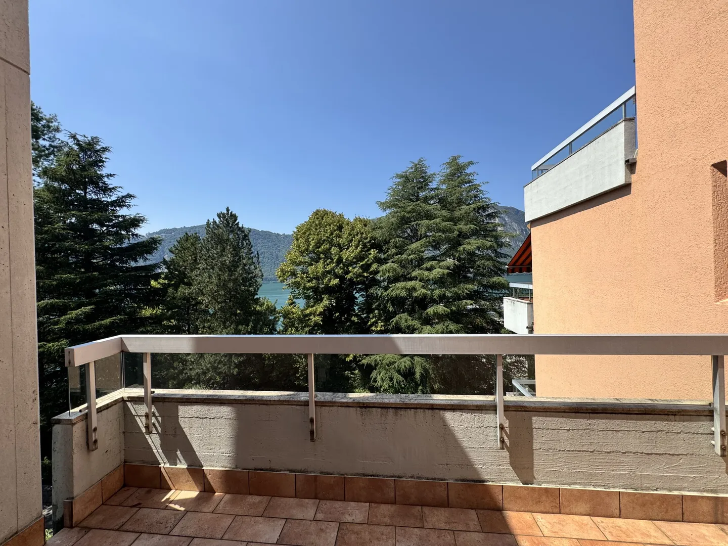 OCCASIONE - APPARTAMENTO 4.5 LOCALI VISTA LAGO A BISSONE - Foto 2 di 9