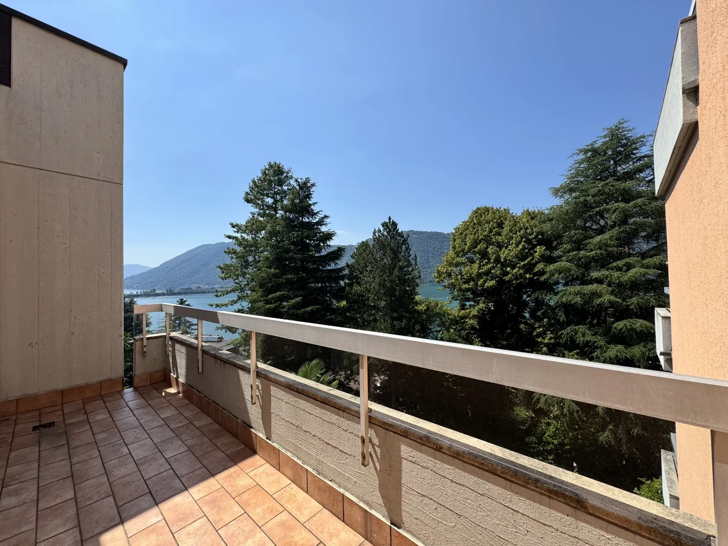 OCCASIONE - APPARTAMENTO 4.5 LOCALI VISTA LAGO A BISSONE - Foto 3 di 9