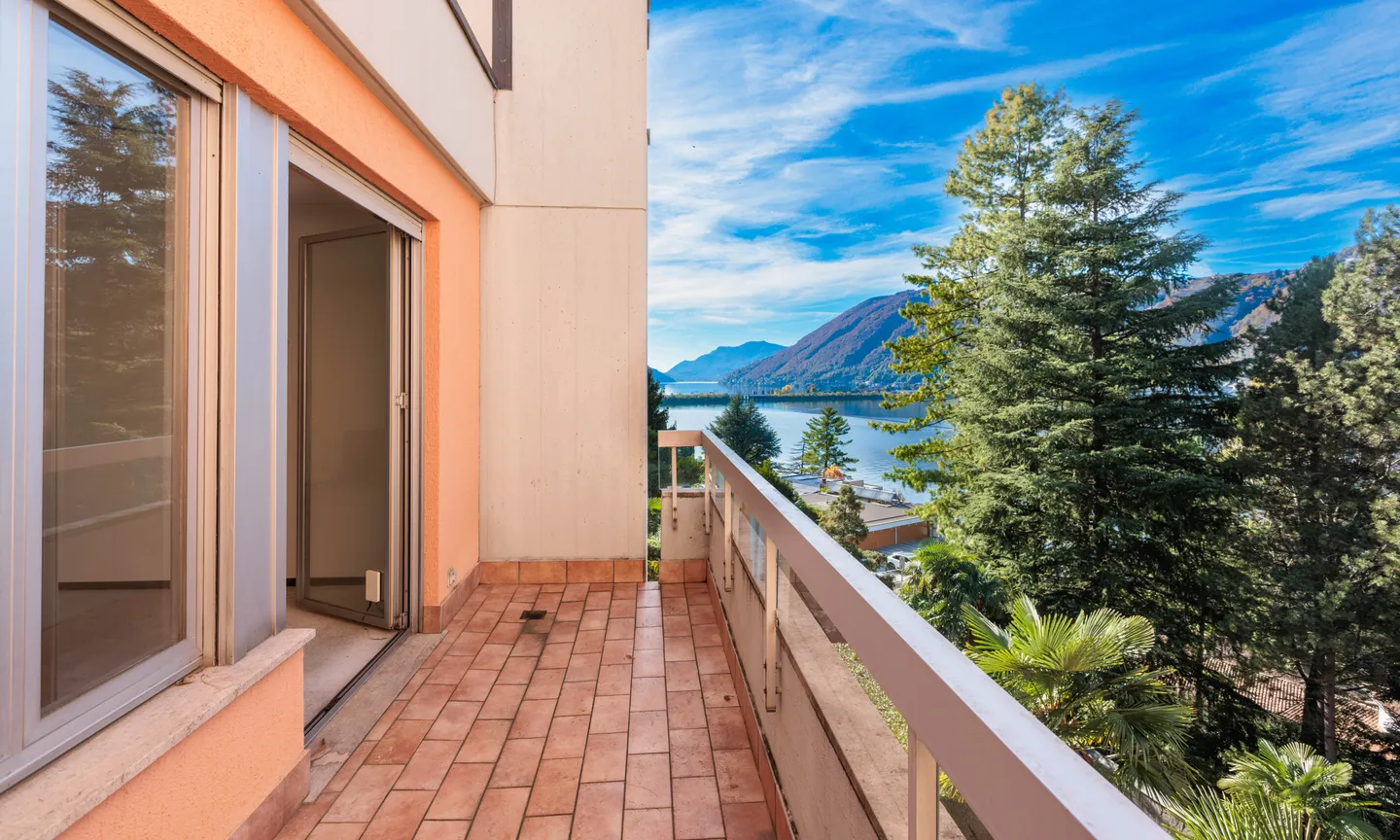 OCCASION - 4.5-ROOM APARTMENT WITH LAKE VIEW IN BISSONE - Photo 2 of 9