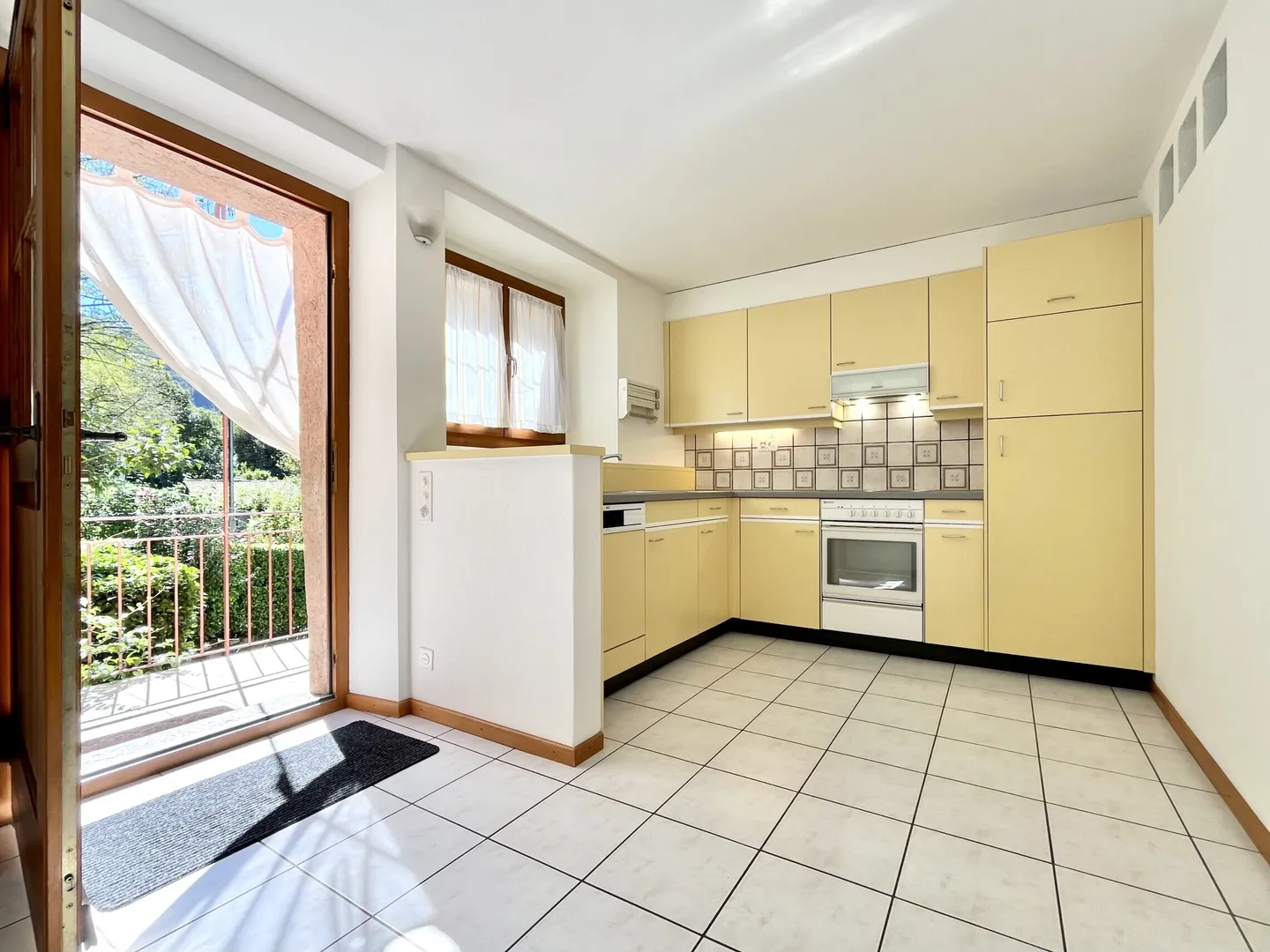 FOR RENT TICINESE HOUSE OF 3.5 ROOMS WITH COURTYARD IN BARBENGO - Photo 1 of 9