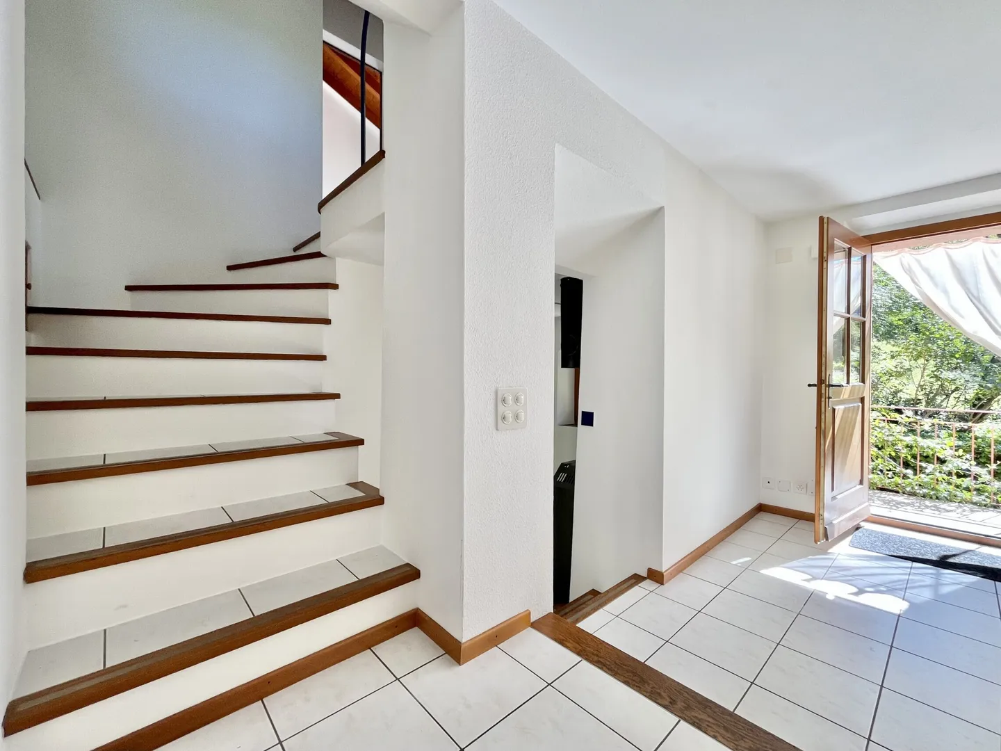 FOR RENT TICINESE HOUSE OF 3.5 ROOMS WITH COURTYARD IN BARBENGO - Photo 2 of 9
