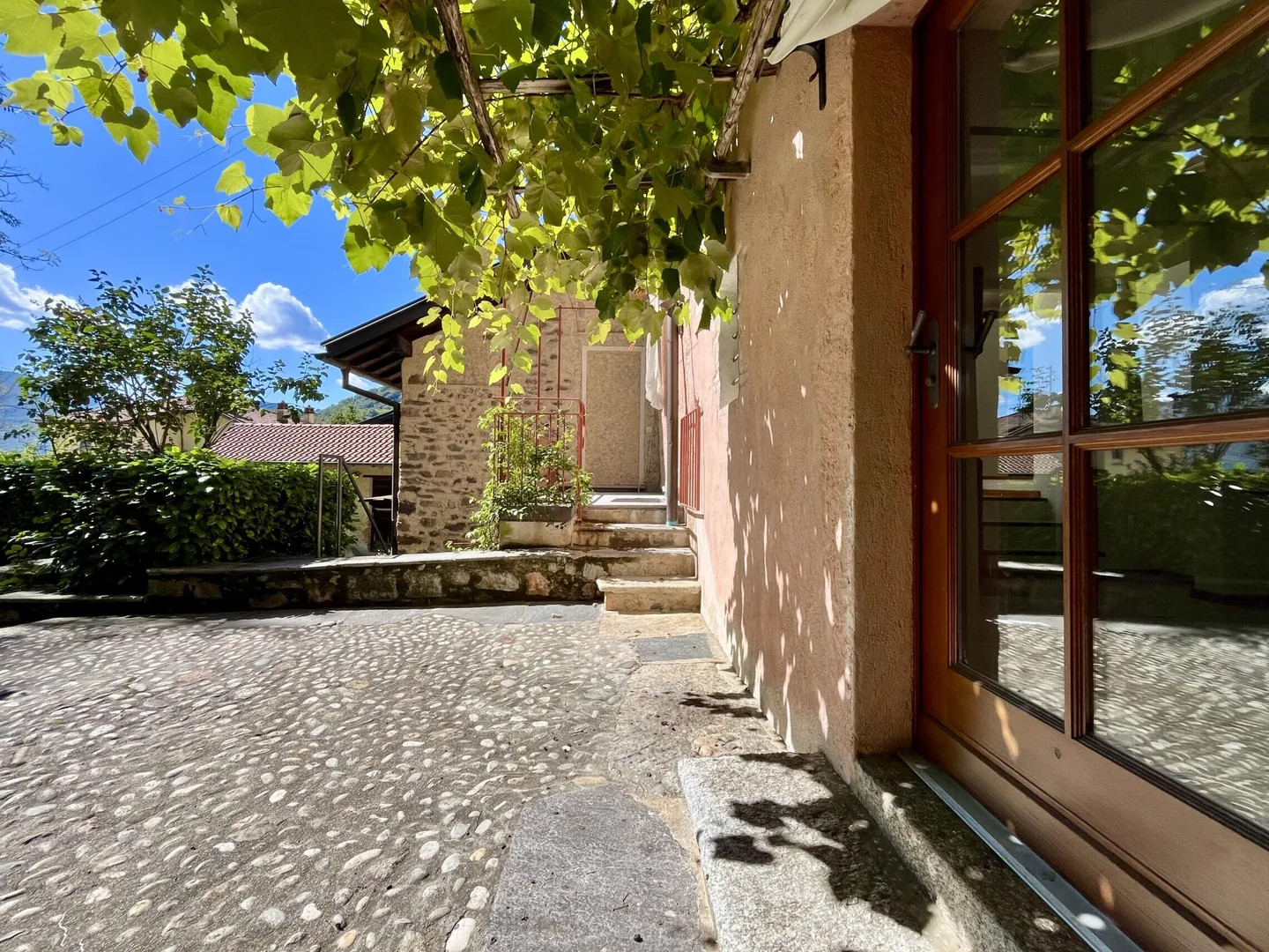 FOR RENT TICINESE HOUSE OF 3.5 ROOMS WITH COURTYARD IN BARBENGO - Photo 5 of 9