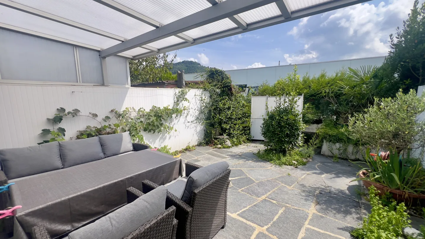 END TERRACE HOUSE WITH 4.5 ROOMS ON 4 LEVELS IN AGNO - Photo 2 of 13