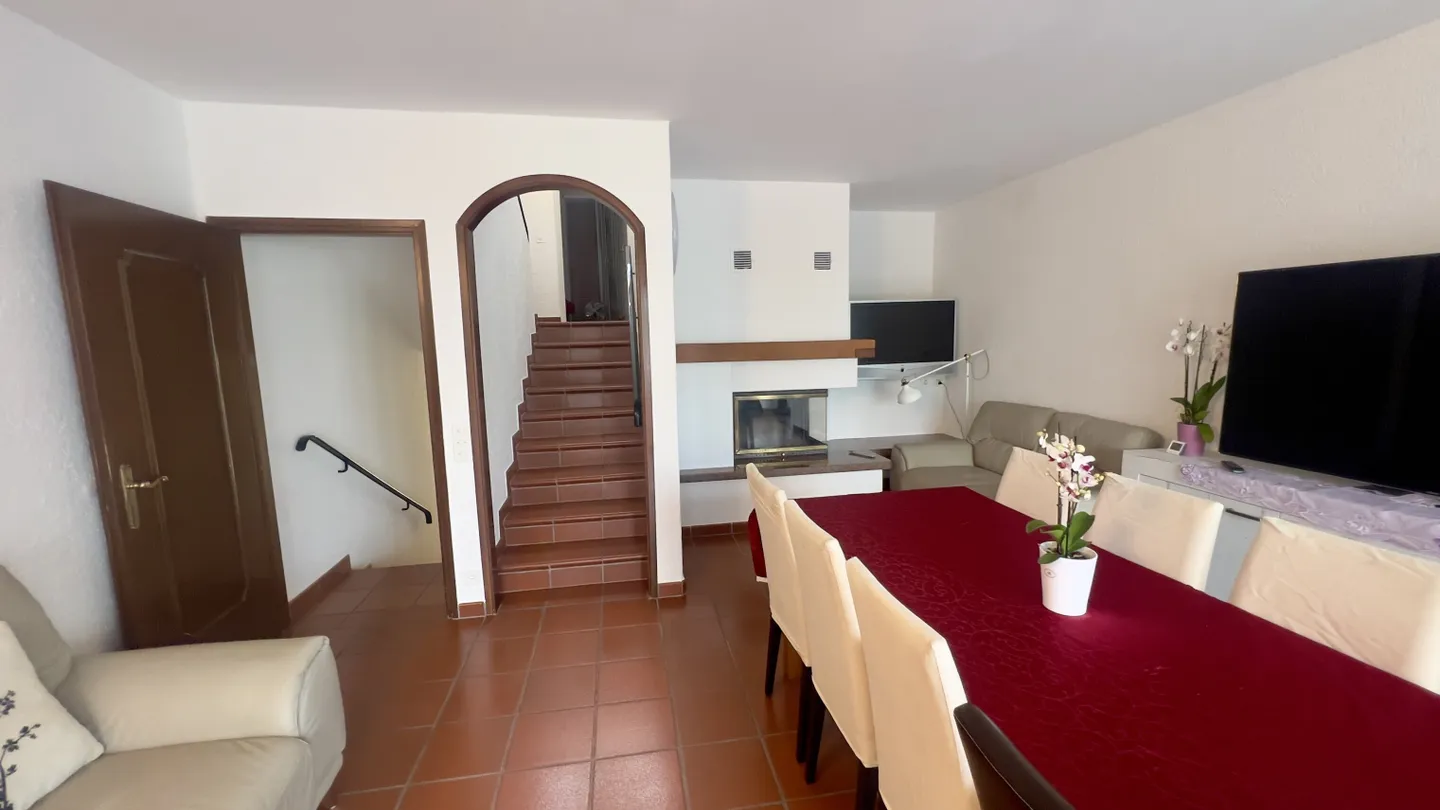 END TERRACE HOUSE WITH 4.5 ROOMS ON 4 LEVELS IN AGNO - Photo 4 of 13
