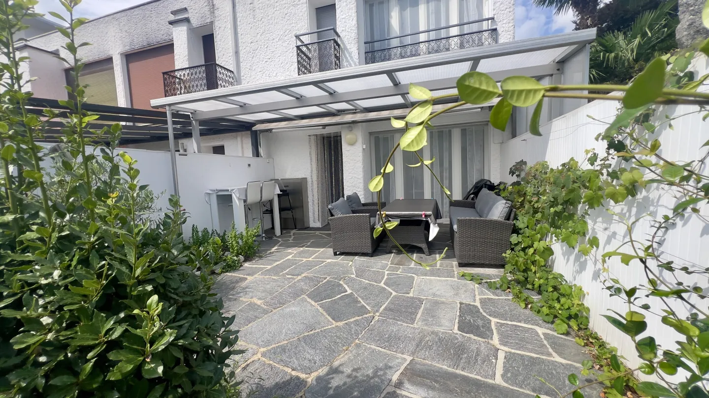 END TERRACE HOUSE WITH 4.5 ROOMS ON 4 LEVELS IN AGNO - Photo 3 of 13