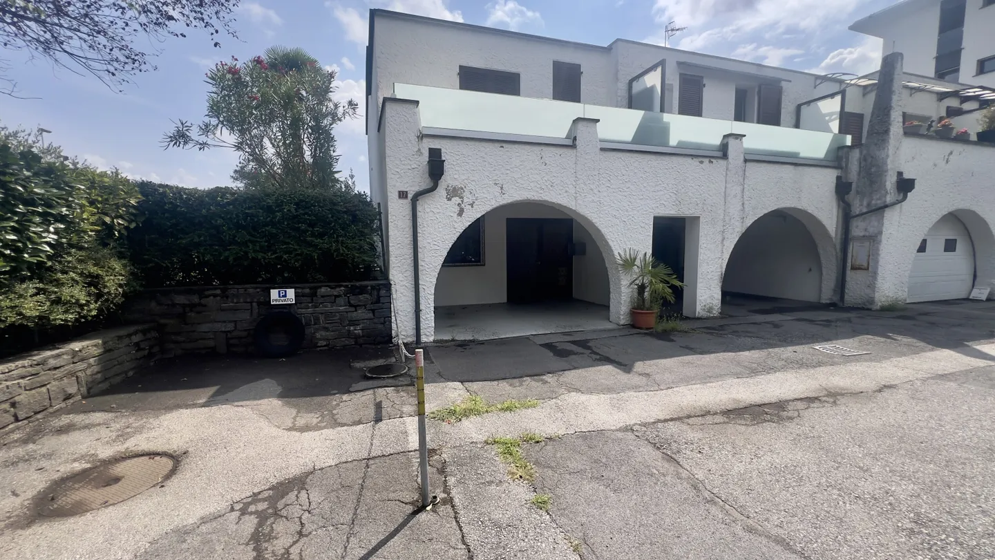 END TERRACE HOUSE WITH 4.5 ROOMS ON 4 LEVELS IN AGNO - Photo 10 of 13