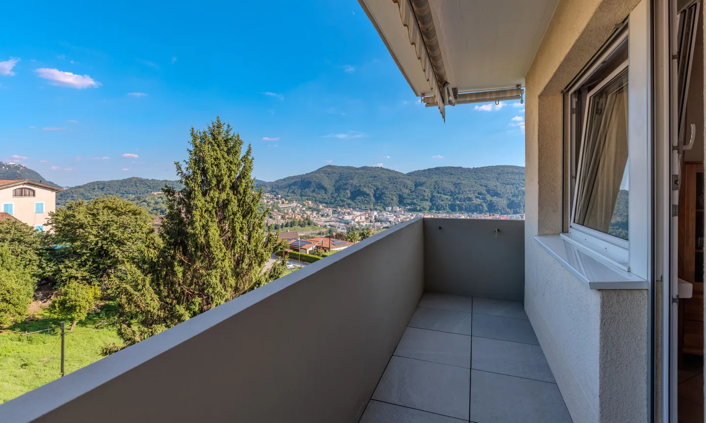 SCHÖNE 4.5 ZIMMER MIT 2 BALKONEN UND GARAGE IN MORBIO INFERIORE - Foto 2 von 9