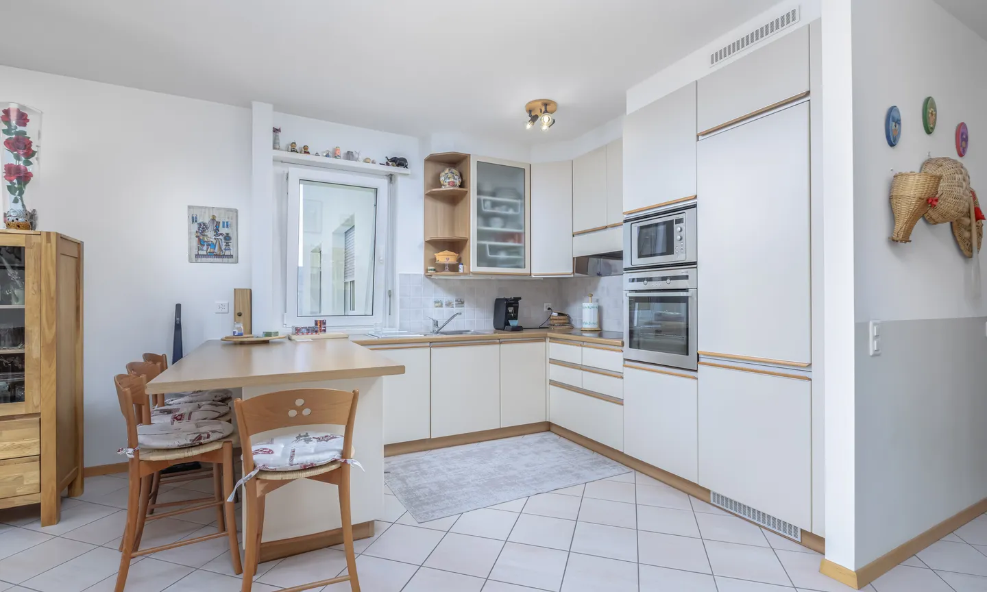 SCHÖNE 4.5 ZIMMER MIT 2 BALKONEN UND GARAGE IN MORBIO INFERIORE - Foto 3 von 9
