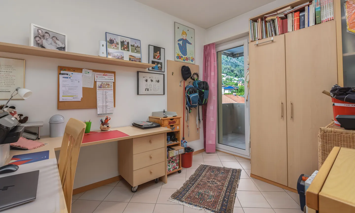 SCHÖNE 4.5 ZIMMER MIT 2 BALKONEN UND GARAGE IN MORBIO INFERIORE - Foto 5 von 9