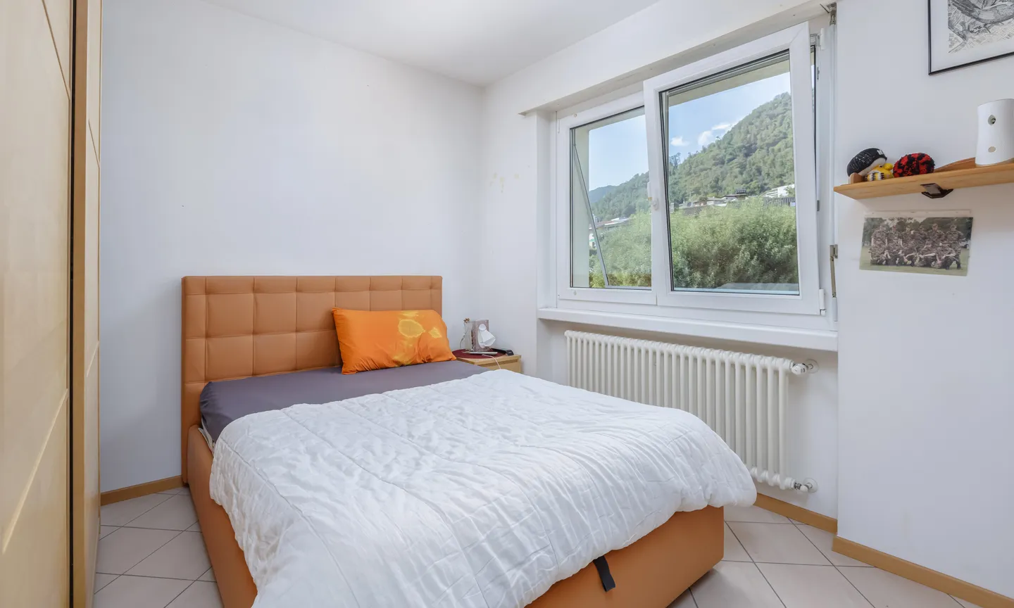 SCHÖNE 4.5 ZIMMER MIT 2 BALKONEN UND GARAGE IN MORBIO INFERIORE - Foto 6 von 9