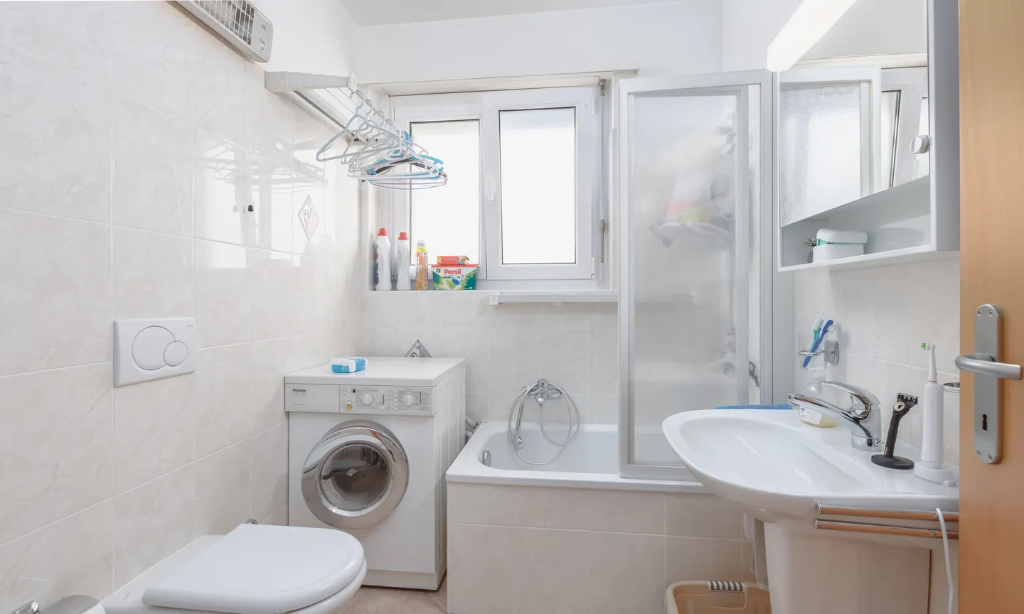 SCHÖNE 4.5 ZIMMER MIT 2 BALKONEN UND GARAGE IN MORBIO INFERIORE - Foto 7 von 9