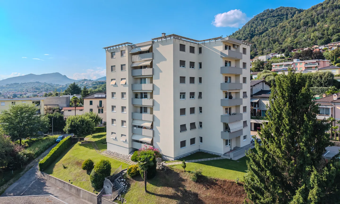 SCHÖNE 4.5 ZIMMER MIT 2 BALKONEN UND GARAGE IN MORBIO INFERIORE - Foto 8 von 9
