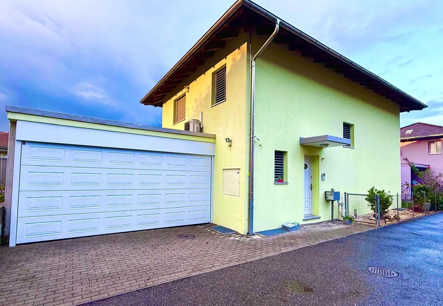 LUMINOSA CASA 5.5 LOCALI CON BOX E GIARDINO A CUGNASCO - Foto 1 di 9